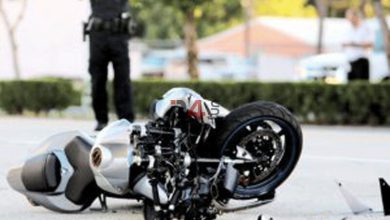 ببینید | لحظه سقوط دلخراش موتورسوار در حین انجام حرکات نمایشی در جاده! –   ایران فورفان