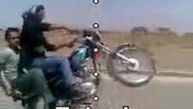 تک چرخ زدن دختر شجاع ایرانی با موتورسیکلت در اتوبان + فیلم –   ایران فورفان