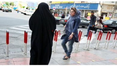 چشم‌چرانی مردی در بنر تبلیغ حجاب جنجالی شد + عکس –   ایران فورفان