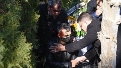 ببینید | حال و هوای غم انگیز مراسم خاکسپاری مادر محمد حسین میثاقی –   ایران فورفان