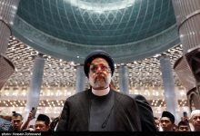 ببینید | تصویری از عمامه ابراهیم رئیسی بر روی تابوت رئیس جمهور شهید –   ایران فورفان